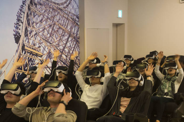 테마파크로 들어온 IT기기…액션캠부터 VR, AR, 홀로그램까지