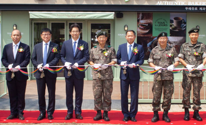 왼쪽 두번째부터 김신일 뚜레쥬르 본부장, 정문목 CJ푸드빌 대표, 서상국 육군훈련소장등 관계자가 뚜레주르 육군훈련소점에서 테이프 커팅을 했다.