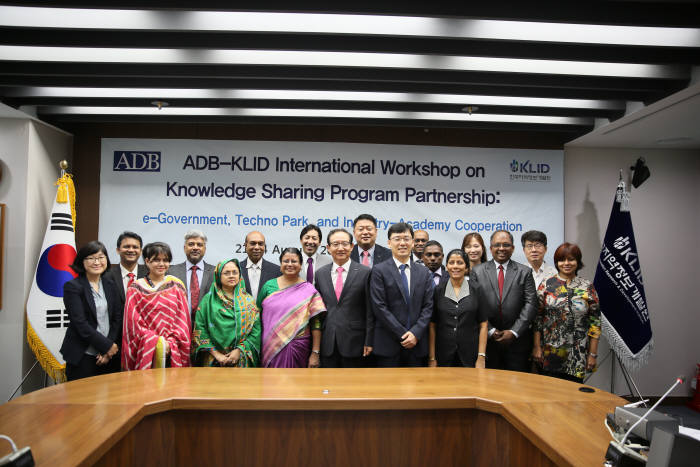 한국지역정보개발원은 지난달 아시아개발은행(ADB)과 개도국 공무원 초청연수 프로그램을 진행했다.