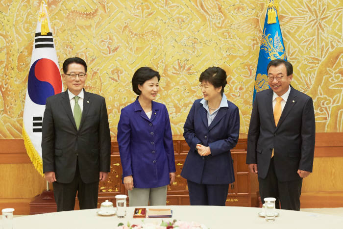 박근혜 대통령이 12일 여야 3당 대표를 청와대로 초청해 회동을 갖기 전 환담하고 있다. 왼쪽부터 박지원 국민의당 비상대책위원장, 추미애 더불어민주당 대표, 박 대통령, 이정현 새누리당 대표. <청와대 제공>