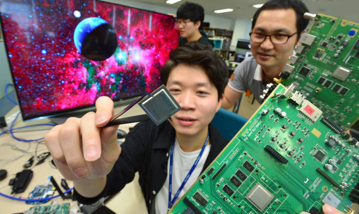 팹리스 반도체 기업 텔레칩스가 북미 대형 방송 사업자용 셋톱박스에 들어가는 시스템온칩(SoC)을 공급한다. 20일 텔레칩스 연구원이 셋톱박스 SoC를 테스트하고 있다. 김동욱기자 gphoto@etnews.com