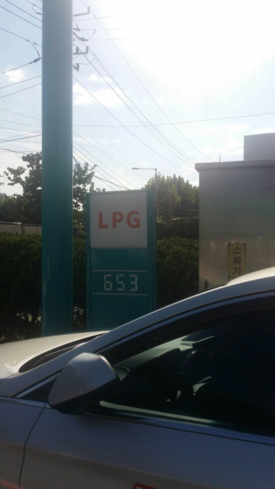 자동차용 LPG 평균 판매가격이 10년만에 600원대에 진입했다. 하지만 LPG차 등록대수 감소로 업계는 가격 하락 효과를 크게 누리지 못하고 있다. 경기도 수원의 한 LPG충전소 모습.