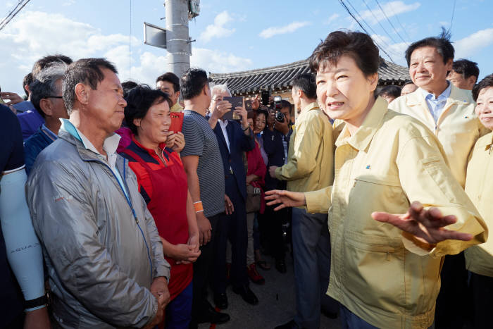 박근혜 대통령이 20일 오후 경주시 황남동 한옥마을 방문해 지진피해 주민들과 대화를 하고 있다.