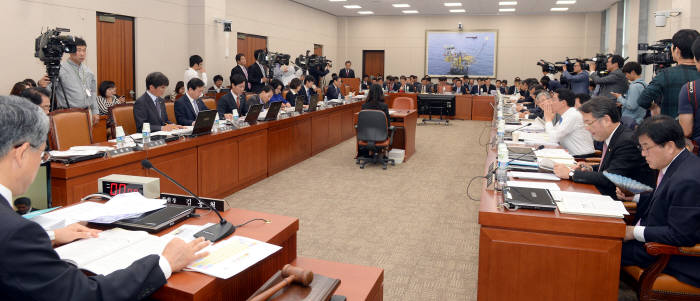 20대 국회 첫 국감에서 산업통상자원위원회는 경주 지진으로 인한 영남권 원전 안전성 문제가 최대 현안이 될 전망이다. 사진은 19대 국회 산자위 국감 모습.