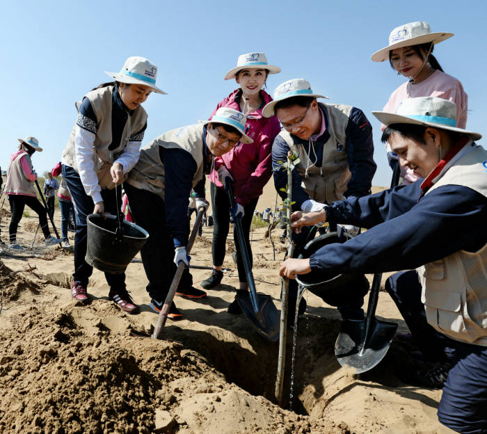 중국 네이멍구(內蒙古) 쿠부치 사막에서 나무심기 봉사활동에 참가한 채종훈 대한항공 중국지역본부장(왼쪽에서 두번째)과 대한항공 직원 및 중국 대학생들이 나무 심기 봉사활동을 하고 있는 모습 (제공=대한항공)