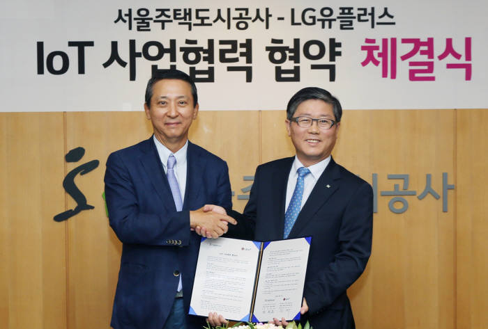 권영수 LG유플러스 부회장(왼쪽)과 변창흠 서울주택도시공사 사장이 홈IoT를 적용하는 프리미엄 아파트 건설을 위한 업무협약을 체결했다.