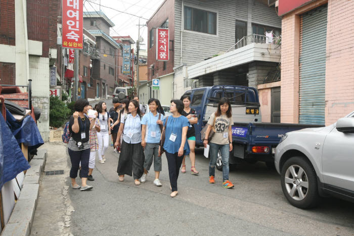 구로공단 투어 프로그램에 참여한 여행객들이 코스를 둘러보고 있다.