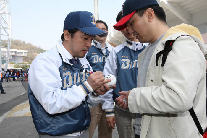 김택진 엔씨소프트 사장이 창원시민에게 싸인을 해주는 모습