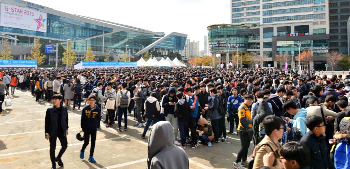 2015년 부산광역시 백스코에서 열린 국내 최대 게임전시회 `지스타`에 수많은 인파가 몰렸다. 현장에서 표를 구하기 위해 아침부터 몰린 시민들로 전시장 매표소 앞이 인산인해를 이루고 있다.