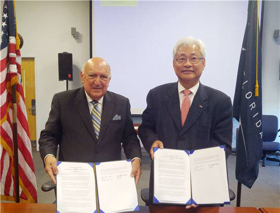 이태식 한국건설기술연구원장(오른쪽)과 프랭크 A. 디벨로 스페이스 플로리다 대표가 업무협약을 체결한 후 협약서를 들어보이고 있다