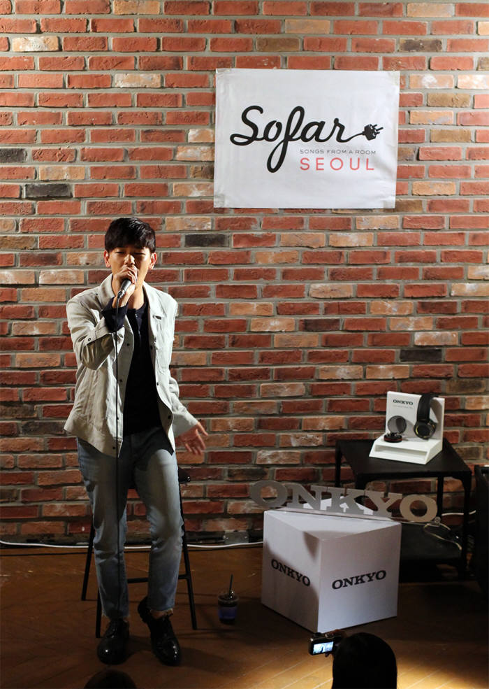 `Sofar X ONKYO 미니콘서트`에서 에릭남이 열창하고있다.