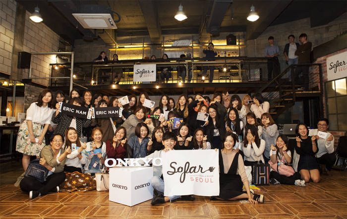 `Sofar X ONKYO 미니콘서트`를 마친 후, 에릭남과 윤슬이 관람객과 함께 기념사진을 촬영하고 있다.