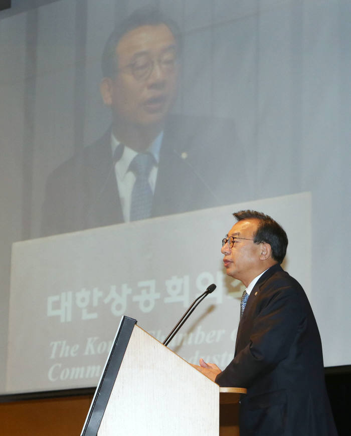 이정현 새누리당 대표가 `우리경제의 도약을 위한 새누리당 정책방향`이라는 주제로 강연을 하고 있다.