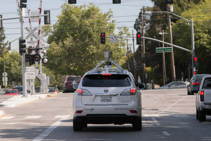 완전자율주행차 시대는 섣불리 예측하기 어렵다는 지적이다. 사진은 미국 캘리포니아 마운틴뷰를 주행중인 구글 자율주행차(사진:구글 제공)