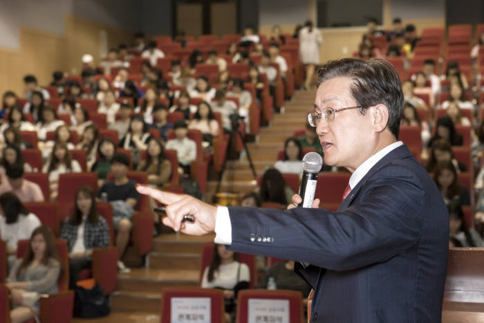 아주캐피탈은 26일 저녁 경희대에서 청년층 대상 `아주 든든한 금융교육`을 실시했다. 이날 이윤종 사장은 국제통상?금융투자학과 재학생 100명을 대상으로 `미래의 금융전문가를 위해` 주제의 특강을 펼쳤다.