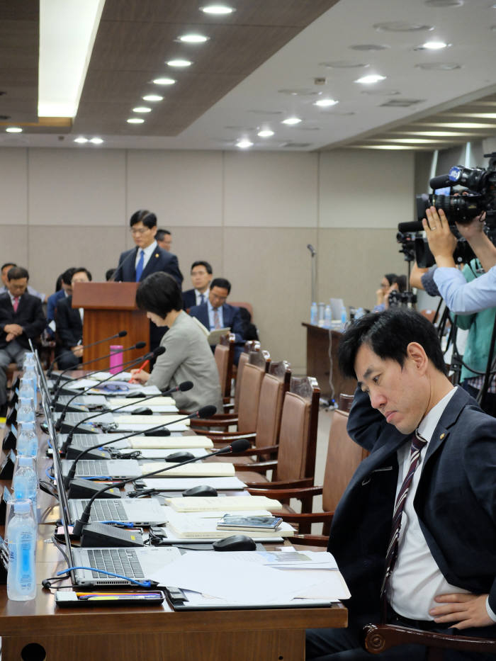 환경부 국감장 여당 의원석이 비어 있다. 하태경 새누리당 의원(오른쪽, 여당 간사)만 야당의 증인출석 등 단독 처리를 견제하기 위해 자리를 지켰다.