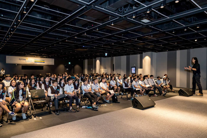 28일 수원에 위치한 전자산업사 박물관 `삼성이노베이션뮤지엄`에서 실시되는`2016 글로벌 퓨처 라이트 포럼` 에 참가한 중학생들이 한재권 박사에게 로봇과 혁신을 주제로 한 강의를 듣고 있다.