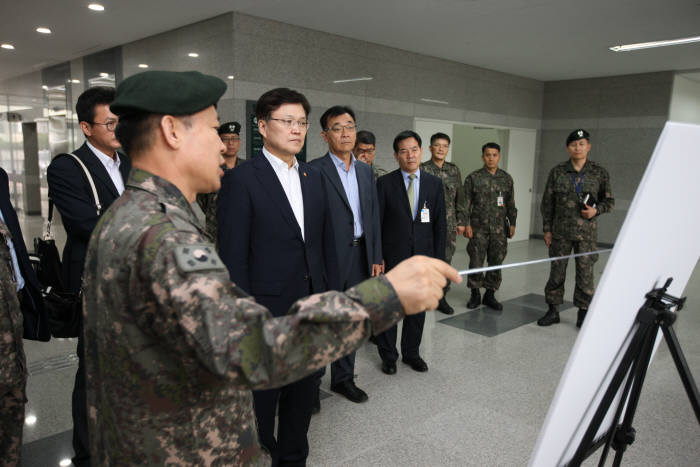 최양희 미래창조과학부 장관이 28일 오후 군부대 EMP 방호시설을 방문해 방호시설 구축현황을 보고 받고 있다.