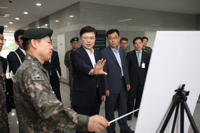 최양희 미래창조과학부 장관이 28일 오후 군부대 EMP 방호시설을 방문해 방호시설 구축현황을 보고 받고 있다.