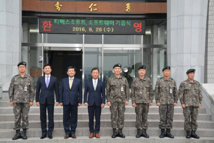 티맥스소프트가 지난 28일 서울 공릉동 육군사관학교에서 국방 DB 전문인재 양성을 위한 `티베로 DBMS 기증식`을 개최한 후 장인수 대표(왼쪽에서 네 번째)를 비롯한 양측 관계자가 기념 촬영 했다. 티맥스소프트 제공