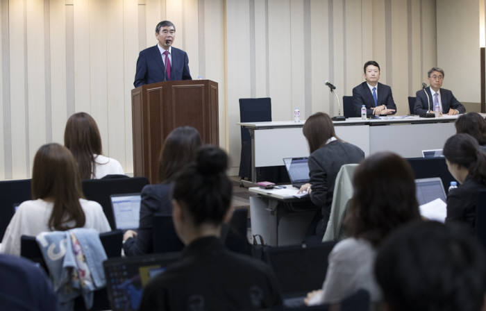 이관순 한미약품 대표가 2일 오전 서울 송파구 한미약품 본사에서 열린 한미약품 신약 `올무티닙`에 대한 임상연구 부작용 사망 사례 등 관련 기자간담회에서 발언을 하고 있다. <연합뉴스>