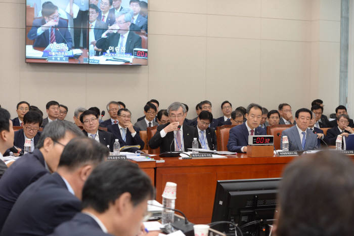 4일 서울 여의도 국회에서 열린 산자위 국감에서 이승훈 한국가스공사 사장이 물을 마시고 있다. 박지호기자 jihopress@etnews.com