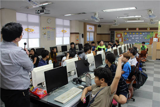 지난달 28일 경주 산대초등학교에서 열린 찾아가는 과학체험교육 프로그램 모습.