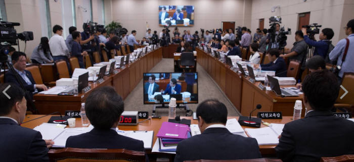 6일 교문위 국감에서 유성엽 위원장이 국감 중지를 선언하고 교문위 일반회의를 열자 새누리당 의원이 집단 퇴장했다