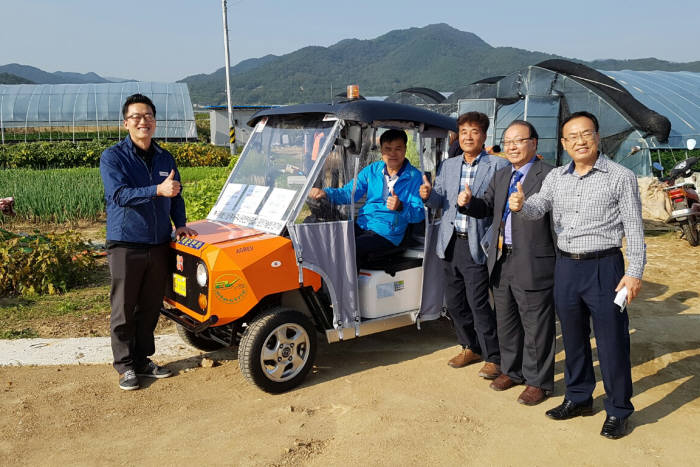 형제파트너가 구미 선산읍 습례1리와 자매결연하고 농업용 전기차를 무료로 빌려줬다. 사진 왼쪽이 김정완 형제파트너 대표.