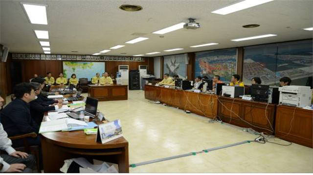 최정호 국토교통부 제2차관이 부산지방해양항만청에 설치된 부산항 비상수송대책본부를 방문해 운영상황을 점검했다.