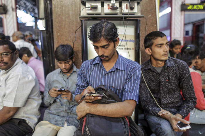 인도, 남성과 여성간 디지털 격차 큰 이유는?...."남성 왜곡 시선때문"