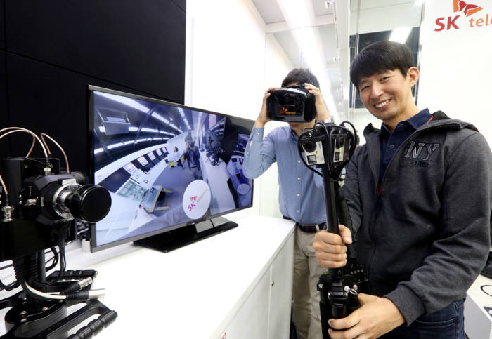 16일 SK텔레콤 분당 종합기술원에서 연구진들이 `고화질 VR 생중계 기술`을 적용해 360도 VR 실시간 스트리밍을 시연하고 있다.