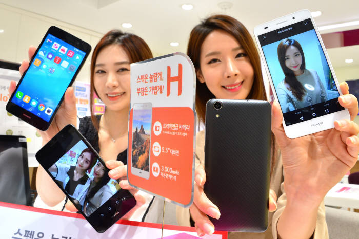 모델들이 LG유플러스가 단독 출시한 H폰을 소개하고 있다. /=LG유플러스 제공