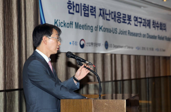 18일 서울 서초구 엘타워에서 열린 `한미 재난대응 로봇 연구과제 착수회의`에서 김정환 산업통상자원부 시스템산업정책관이 환영사를 하고 있다.