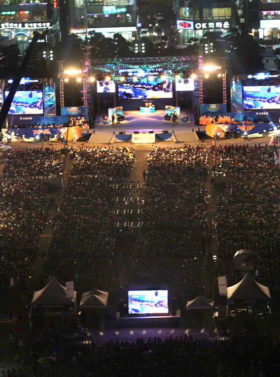 2004년 광안리 해수욕장에서 열린 `스타크래프트 스카이 프로리그`에는 10만여명 인파가 몰리며 인기를 입증했다.