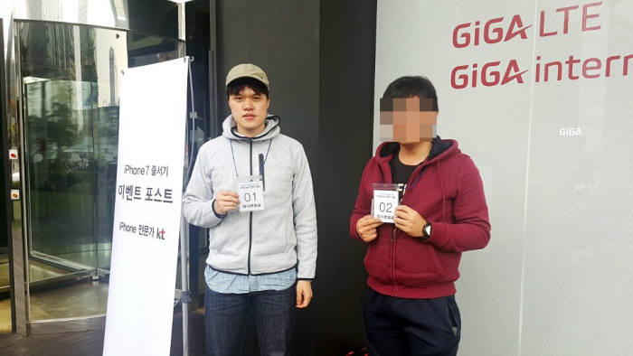 19일 오전 서울 광화문 KT스퀘어 앞에 아이폰7 1호 개통자 유병문씨(왼쪽)와 2호 개통자 김정민(가명)씨가 포즈를 취하고 있다.