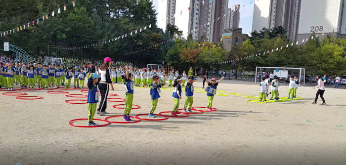 지난달 말 경기도 용인 독정초등학교 가을운동회에서 2학년 학생들이 SW가을운동회 경기를 체험하고 있다. 독정초등학교 제공