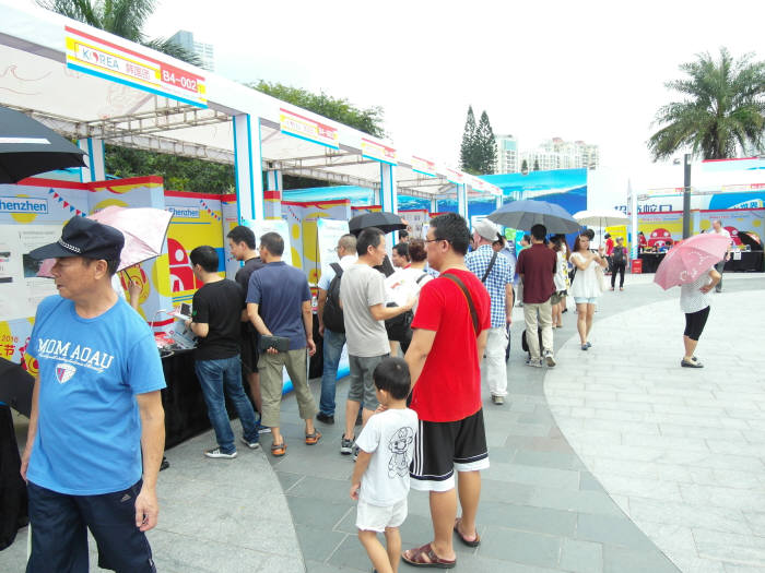 KOTRA(사장 김재홍)는 경기중소기업종합지원센터와의 협력으로 세계 최대 하드웨어 스타트업 컨퍼런스인 `메이커페어 선전(2016 Maker Faire Shenzhen)`에 참가했다. 현지시간 23일 참관객들이 한국관을 둘러보고 있다.