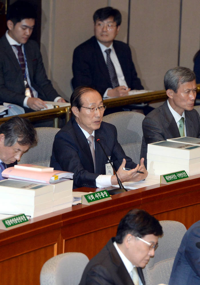 6일 국회 예산결산특별위원회 전체회의에 참석한 이원종 대통령 비서실장이 의원들 질의에 답변하고 있다. 박지호기자 jihopress@etnews.com