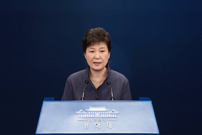 박근혜 대통령은 25일 청와대 기자단 앞에서 최순실씨 관련 의혹에 대한 대국민 사과문을 발표했다<청와대 제공>