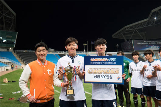 제1회 캠펑스컵 아마추어 전국 대학생 축구대회에서 대구교육대가 최종 우승의 영예를 안았다. 왼쪽부터 서지원 캠펑 대표, 대구교육대 축구팀 주장 강현구, MVP 조영록