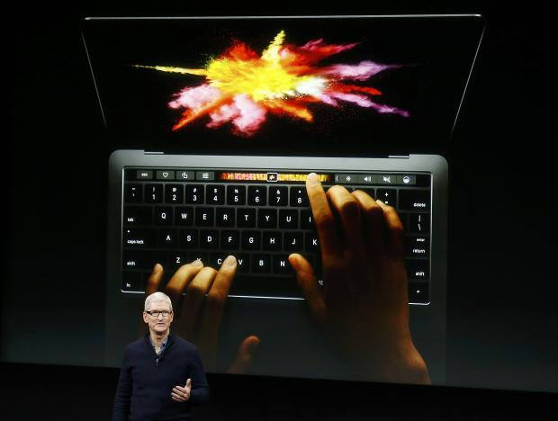 팀 쿡 애플 CEO가 새 맥북프로를 설명하고 있다. (사진=전자신문DB)