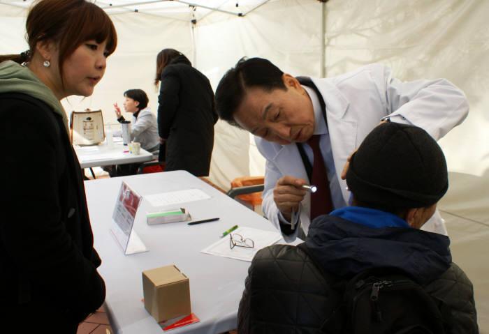 김철수 에이치플러스 양지병원 이사장이 서울 광희동에서 국내거주 외국인 대상 무료 나눔진료 활동을 펼치고 있다.