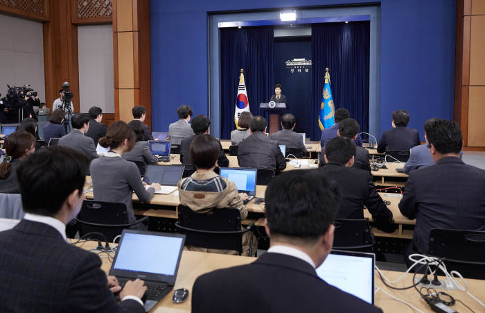 지난 4일 박근혜 대통령이 최순실 사태 관련 2차 대국민 사과담화에서 “필요시 직접 수사를 받겠다”는 입장을 밝혔다. <청와대 제공>