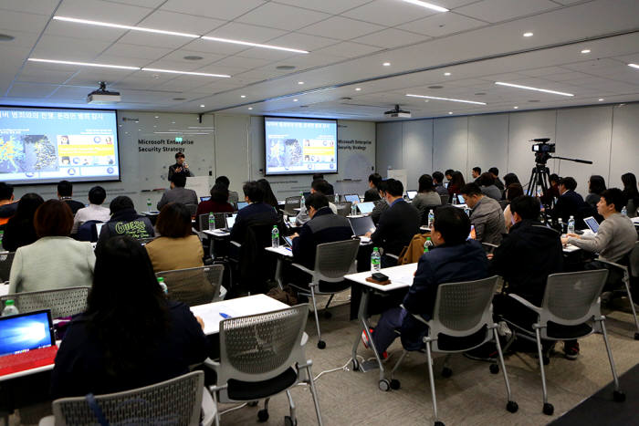 한국MS(대표 고순동)는 8일 윈도10 보안에 적용된 머신러닝·AI기술을 소개하고 엔터프라이즈를 위한 새로운 통합 보안 솔루션 SPE(Secure Productive Enterprise)를 선보였다.(사진:한국MS)