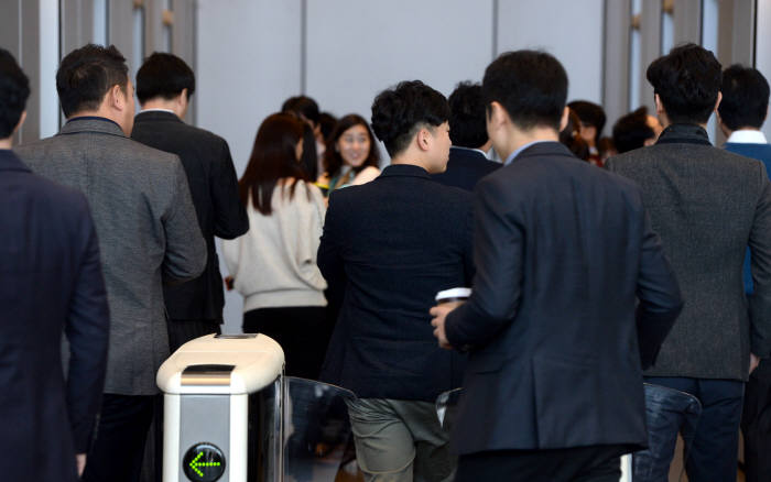 최순실 사태와 관련해 검찰은 재계에도 본격적인 수사에 돌입해 8일 삼성전자 서초사옥을 압수수색했다. 삼성전자 서초사옥 모습. 박지호기자 jihopress@etnews.com