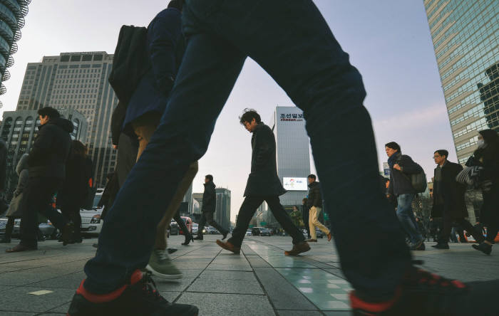 `긴 휴가가 끝난 아침 출근길`로 대상을 받은 수상자 하상윤씨는 “닷새 동안의 긴 설 연휴가 끝나고 일상으로 회귀하는 사람들의 발걸음에 주목했다. 움츠러든 어깨, 주머니에 깊게 꽂은 손과 달리 거대해 보이는 발걸음의 낯선 부조화를 통해 오늘을 사는 직장인의 애환과 한국경제의 녹록치 않은 현실을 보여주고 싶었다”고 수상소감을 밝혔다.