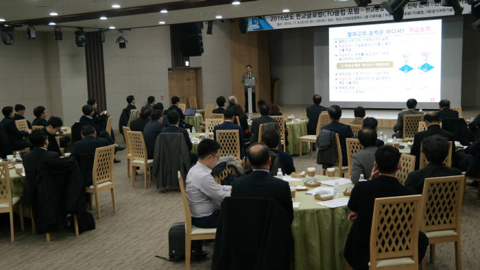 김진형 지능정보기술연구원장이 9일 판교테크노밸리에서 열린 CTO클럽 조찬회에 참석, 인공지능에 대한 주제 발표를 진행했다.