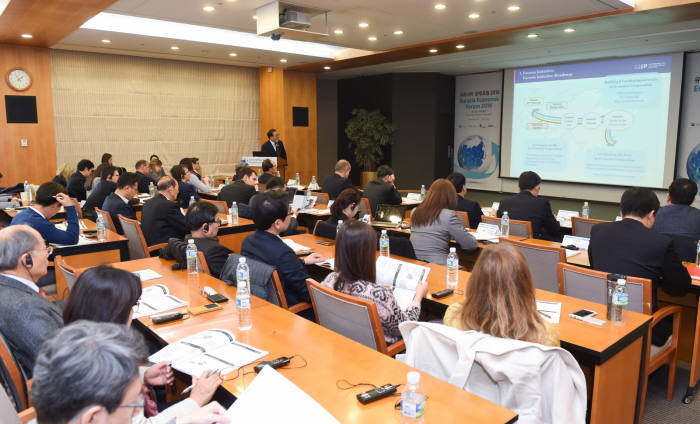 한국무역협회는 9일 삼성동 트레이드타워에서 `유라시아 경제포럼 2016:한-유라시아경제연합 투자협력` 행사를 개최한 가운데, 이재출 무역협회 전무가 개회사를 하고 있다.