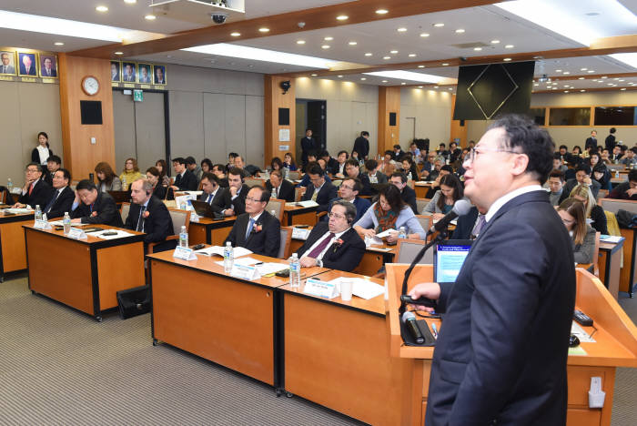 한국무역협회는 9일 삼성동 트레이드타워에서 `유라시아 경제포럼 2016:한-유라시아경제연합 투자협력`을 개최했다. 사진은 이재영 대외경제정책연구원 본부장의 발표장면.